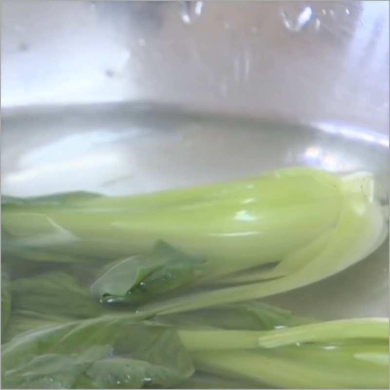 Bước 3 Luộc rau cải Cá hồi sốt dầu hào