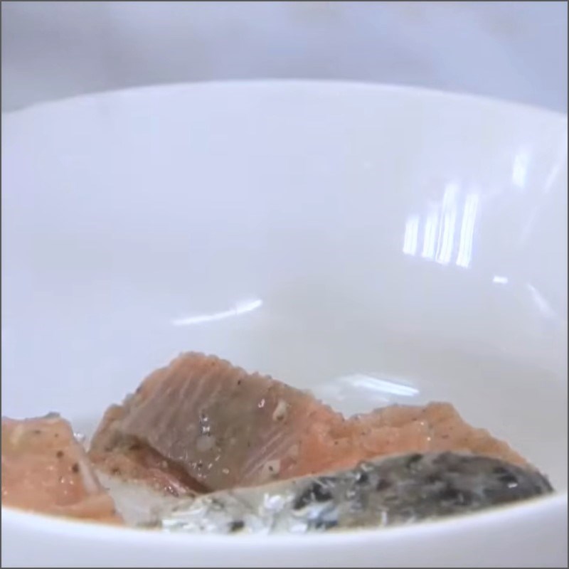 Bước 4 Tẩm cá với mè rang Cá hồi sốt dầu hào