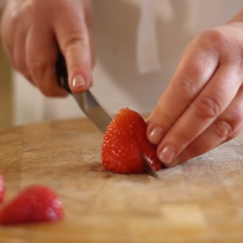 Bước 4 Sơ chế dâu Bánh strawberry meringue phô mai