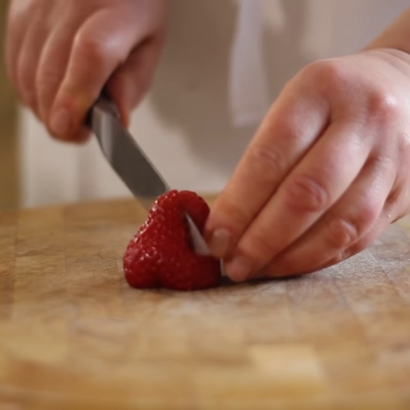 Bước 4 Sơ chế dâu Bánh strawberry meringue phô mai