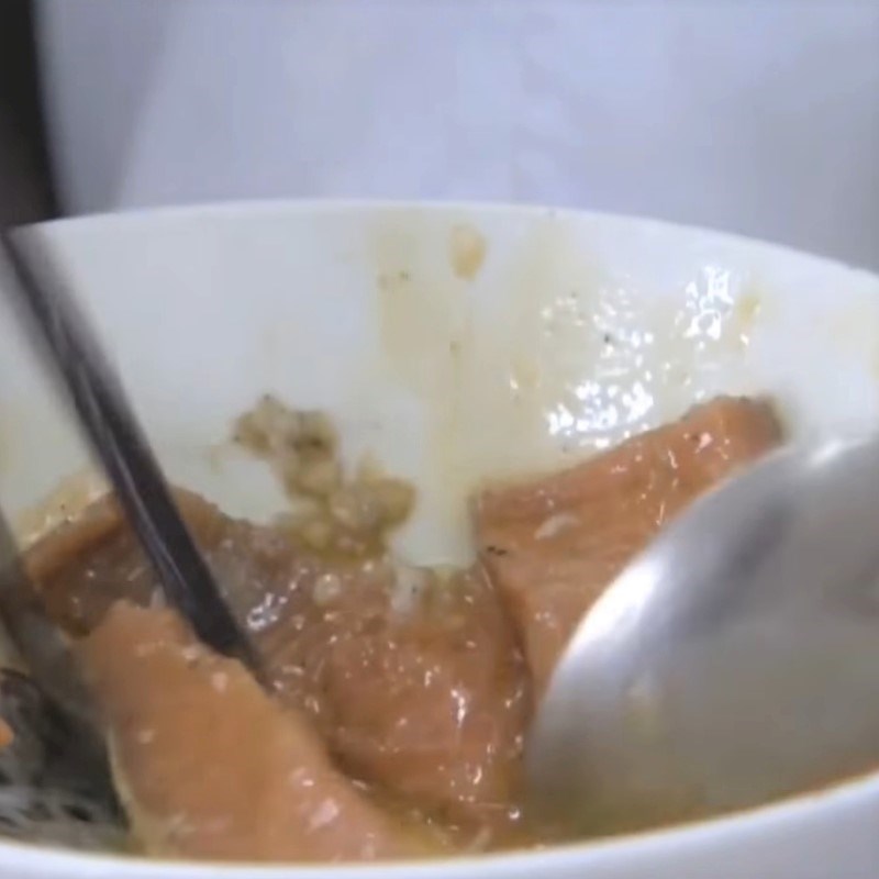 Bước 4 Tẩm cá với mè rang Cá hồi sốt dầu hào