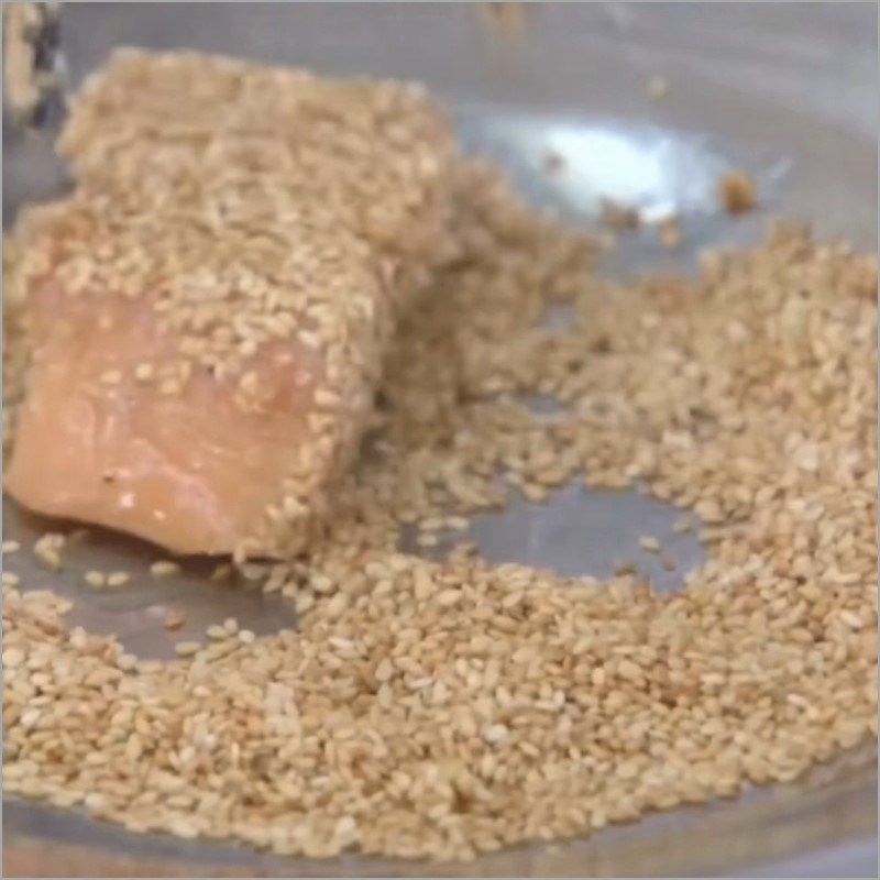 Bước 4 Tẩm cá với mè rang Cá hồi sốt dầu hào