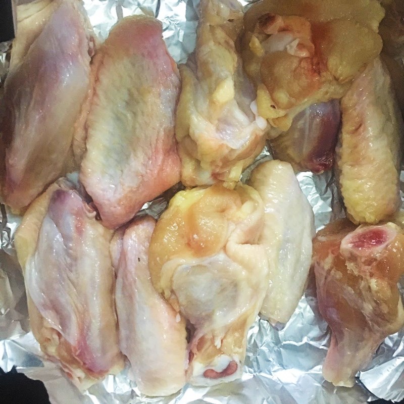 Bước 2 Chiên cánh gà Cánh gà chiên bơ tỏi bằng nồi chiên không dầu