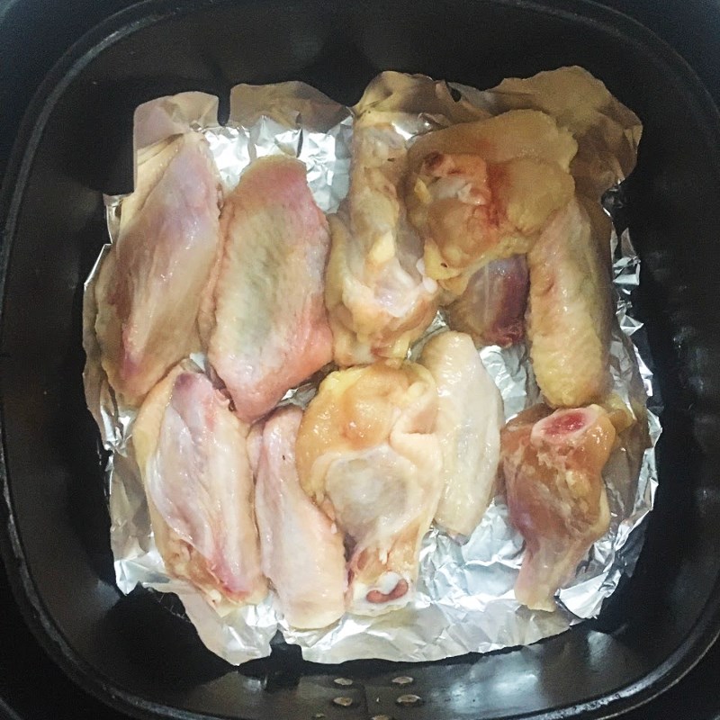 Bước 2 Chiên cánh gà Cánh gà chiên bơ tỏi bằng nồi chiên không dầu