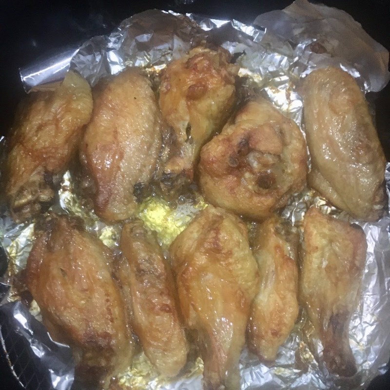 Bước 2 Chiên cánh gà Cánh gà chiên bơ tỏi bằng nồi chiên không dầu