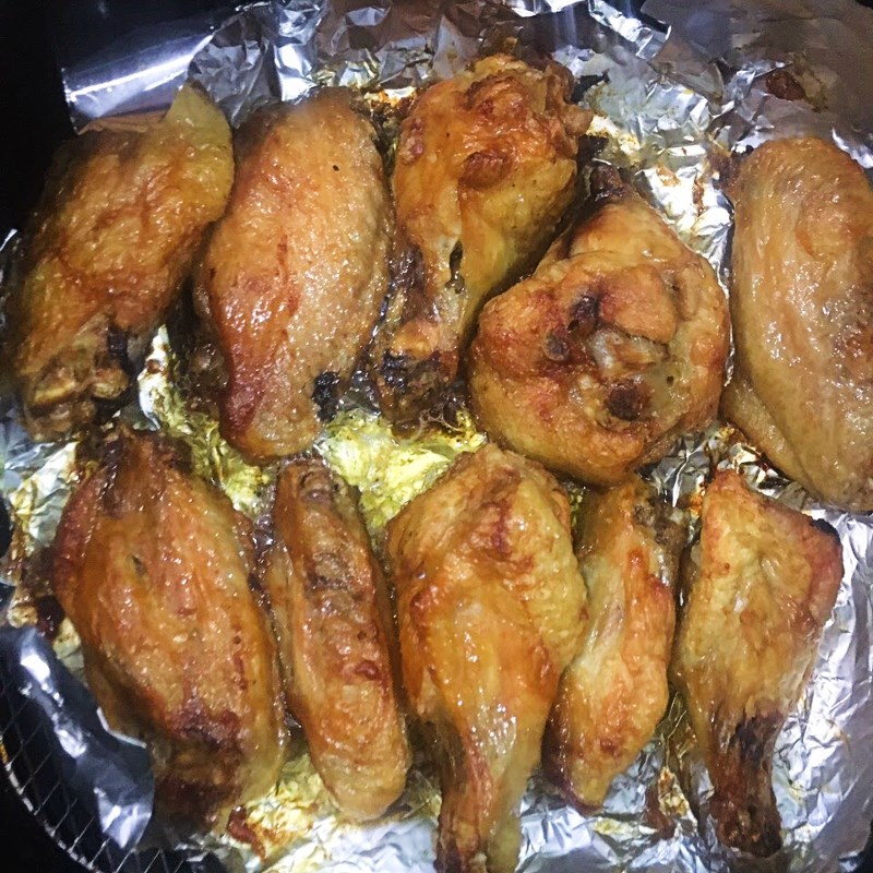 Bước 2 Chiên cánh gà Cánh gà chiên bơ tỏi bằng nồi chiên không dầu