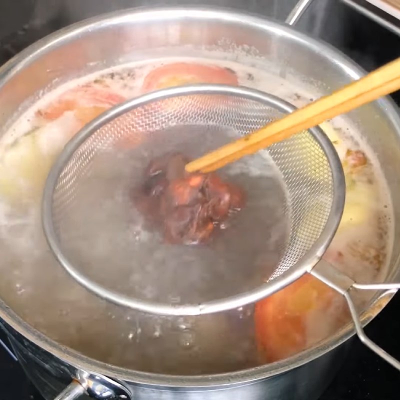Bước 4 Nấu nước dùng Bún sườn chua ngọt