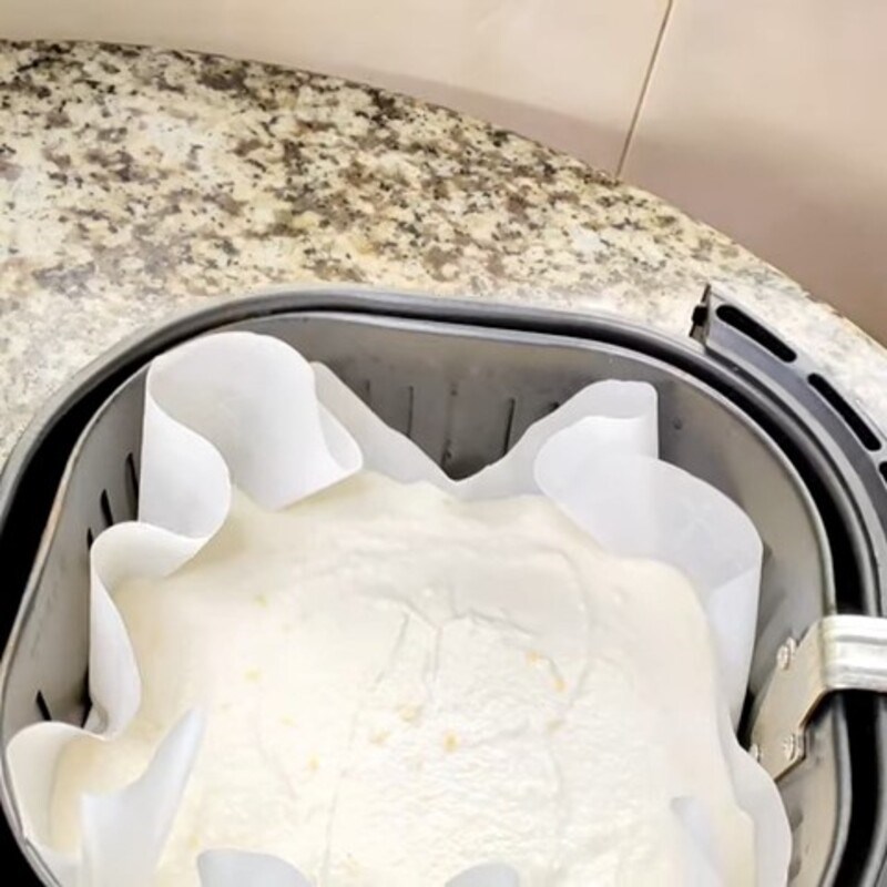 Bước 3 Nướng bánh Bánh khoai mì nướng nguyên ổ bằng nồi chiên không dầu