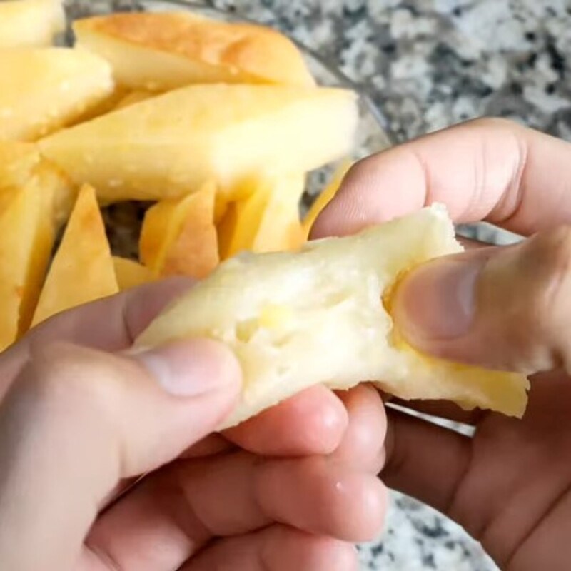 Bước 4 Thành phẩm Bánh khoai mì nướng nguyên ổ bằng nồi chiên không dầu