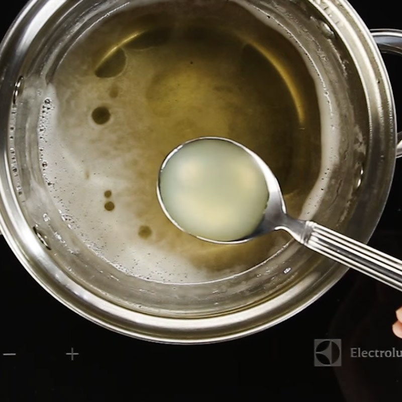 Bước 2 Cho nước cốt chanh và màu thực phẩm vào nước đường Kẹo dẻo giáng sinh bằng gelatin
