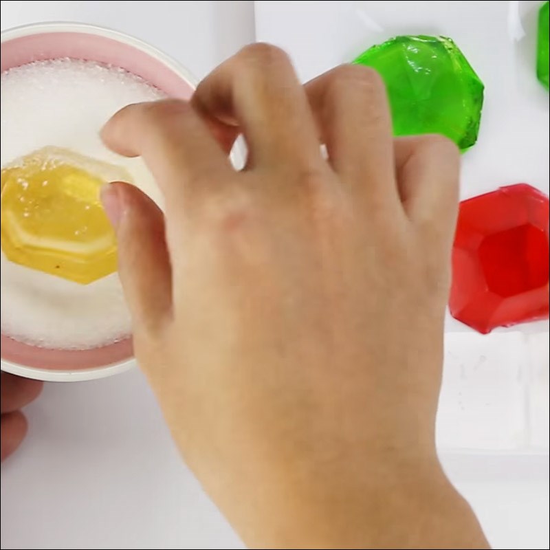 Bước 3 Đổ nước đường ra khuôn Kẹo dẻo giáng sinh bằng gelatin