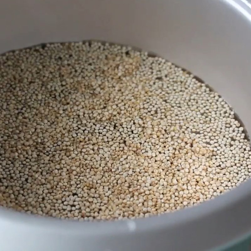 Bước 1 Đong hạt diêm mạch và nước Quinoa (diêm mạch) nấu bằng nồi cơm điện
