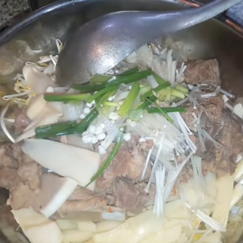 Bước 4 Hoàn thành Canh xương bò nấu nấm (canh xương bò Hàn Quốc)