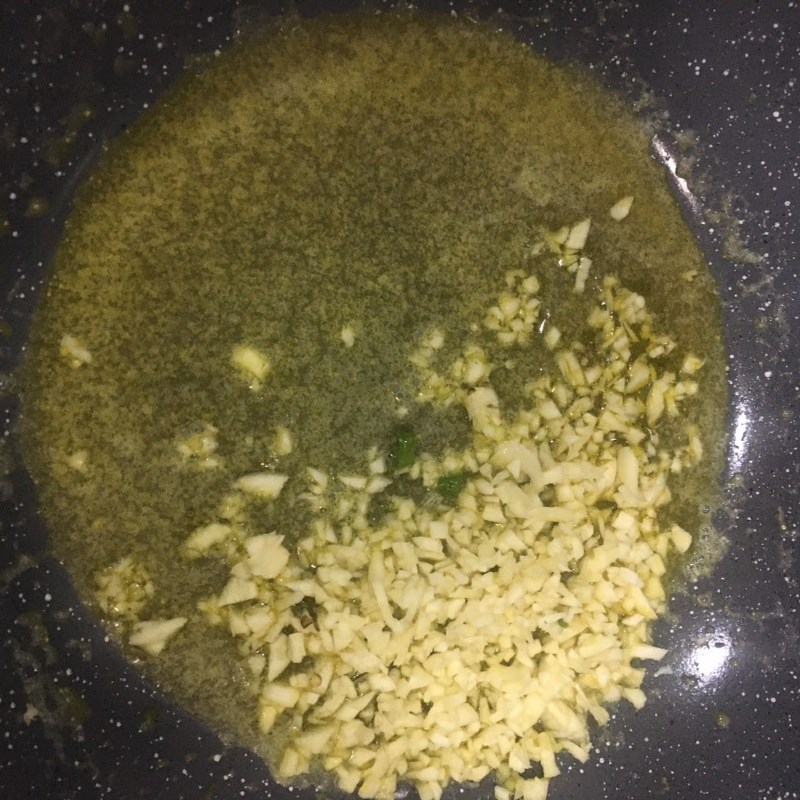 Bước 3 Làm cánh gà chiên bơ tỏi Cánh gà chiên bơ tỏi bằng nồi chiên không dầu