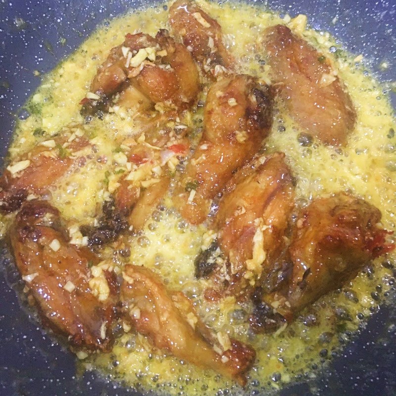 Bước 3 Làm cánh gà chiên bơ tỏi Cánh gà chiên bơ tỏi bằng nồi chiên không dầu