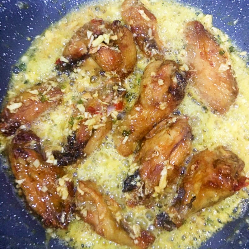 Bước 3 Làm cánh gà chiên bơ tỏi Cánh gà chiên bơ tỏi bằng nồi chiên không dầu