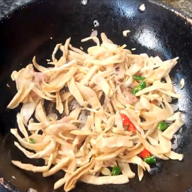 Bước 2 Làm củ cải khô xào chay Củ cải khô xào chay