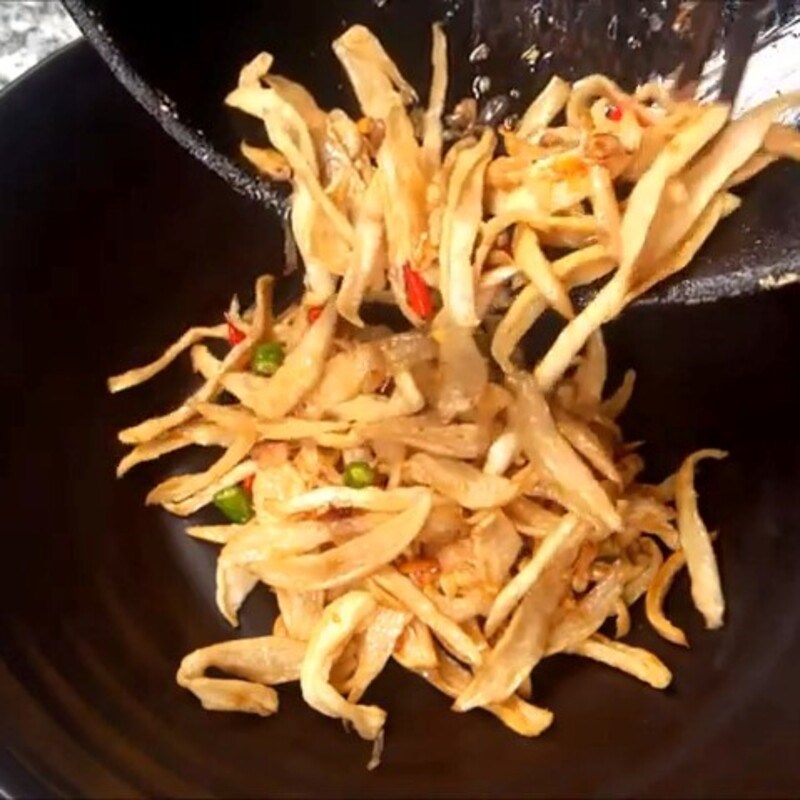 Bước 2 Làm củ cải khô xào chay Củ cải khô xào chay