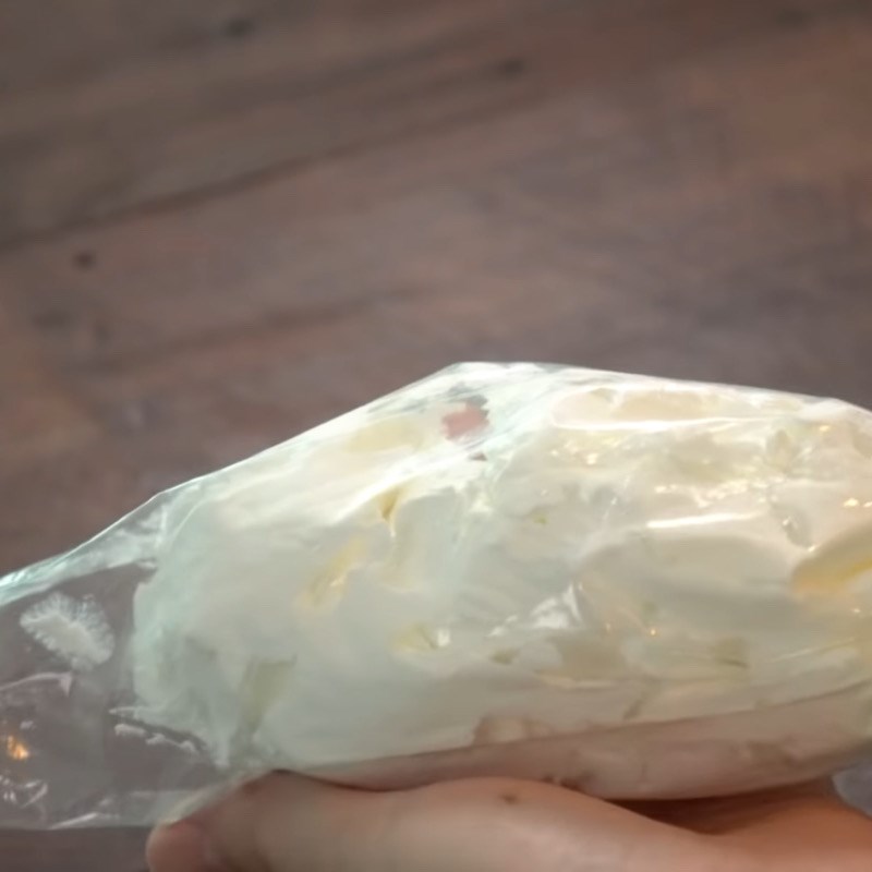 Bước 1 Làm nhân kem sữa chua Bánh gạo nếp Hàn Quốc nhân kem sữa chua dâu tây bằng lò vi sóng