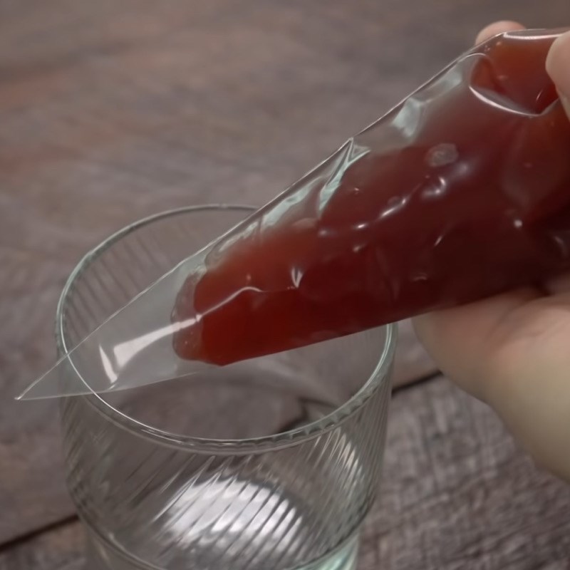 Bước 1 Làm nhân kem sữa chua Bánh gạo nếp Hàn Quốc nhân kem sữa chua dâu tây bằng lò vi sóng