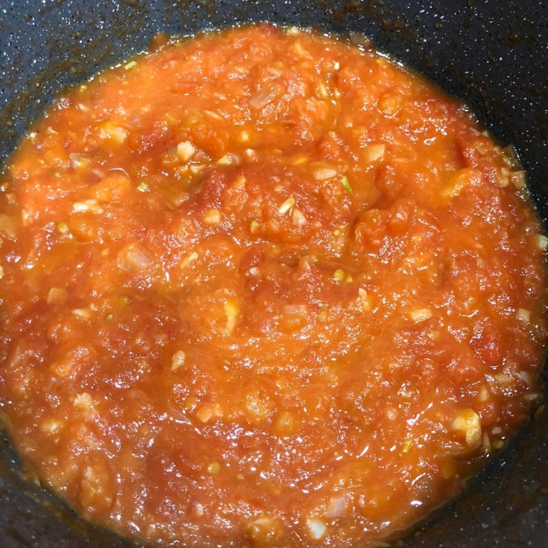 Bước 2 Làm phần sốt cà chua Bánh mì chảo thập cẩm