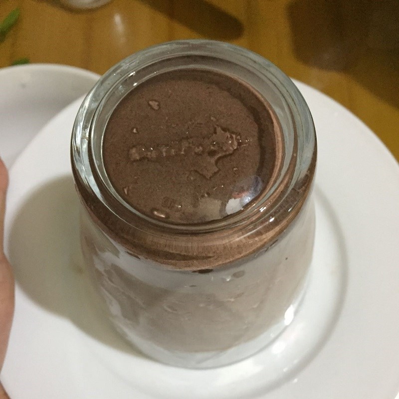 Bước 2 Lấy pudding ra khỏi cốc Panna cotta ca cao