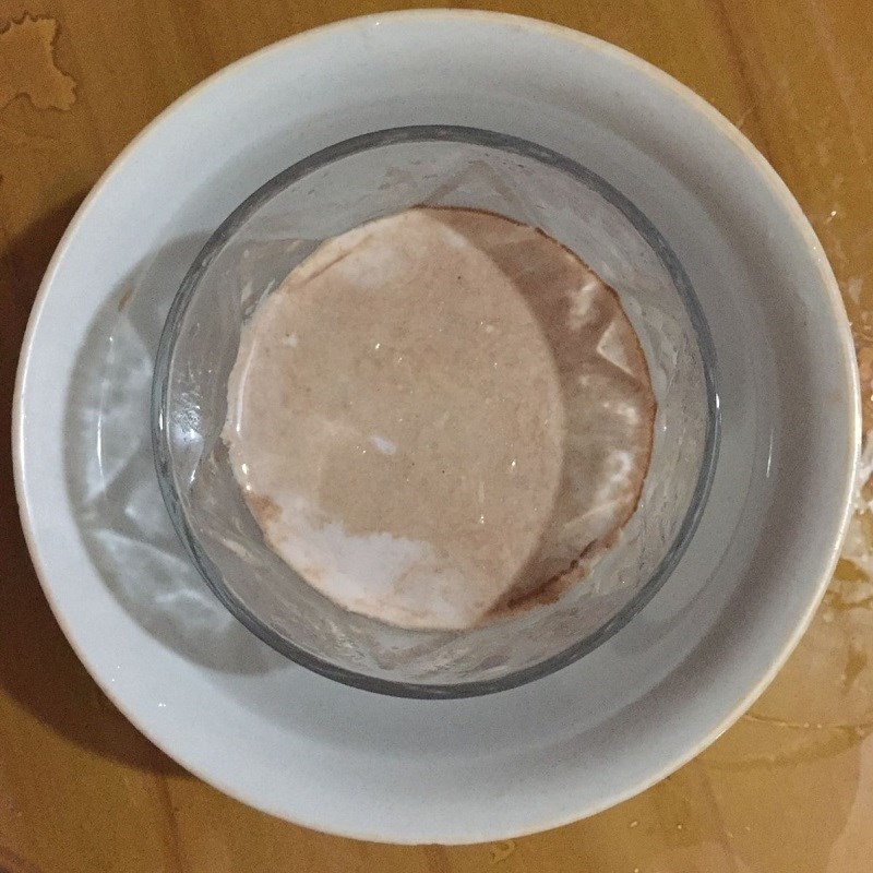 Bước 2 Lấy pudding ra khỏi cốc Panna cotta ca cao