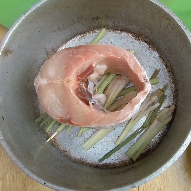 Bước 2 Luộc cá Ruốc cá trắm đen