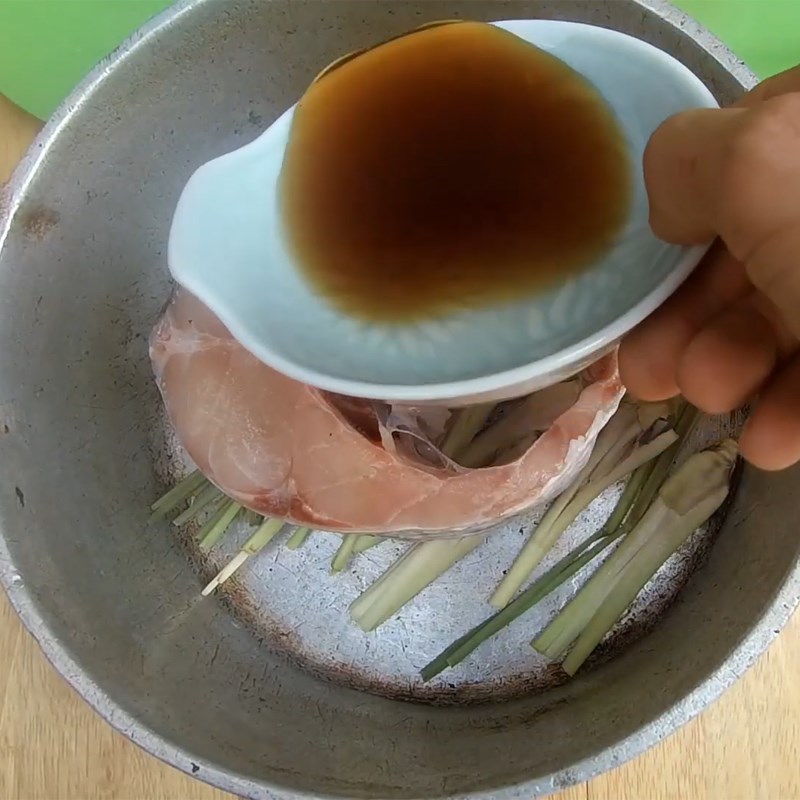 Bước 2 Luộc cá Ruốc cá trắm đen