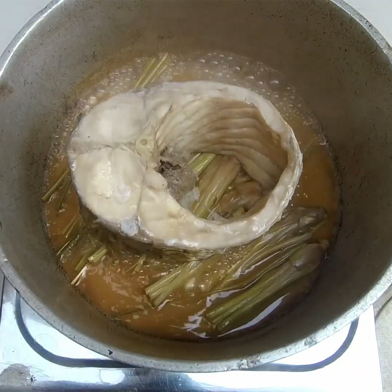 Bước 2 Luộc cá Ruốc cá trắm đen