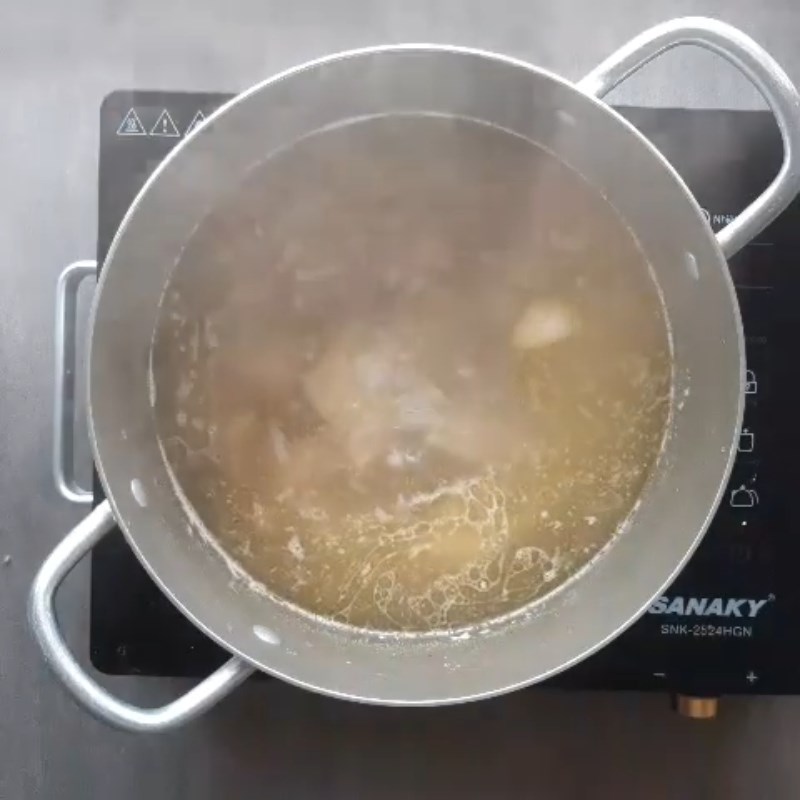 Bước 5 Nấu canh Canh xương bò măng chua