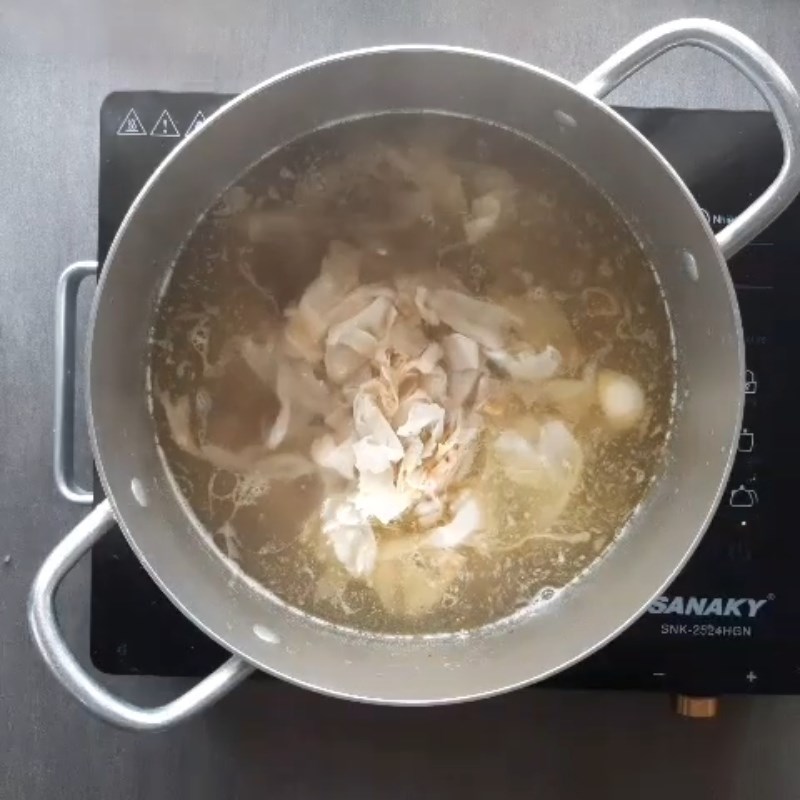 Bước 5 Nấu canh Canh xương bò măng chua
