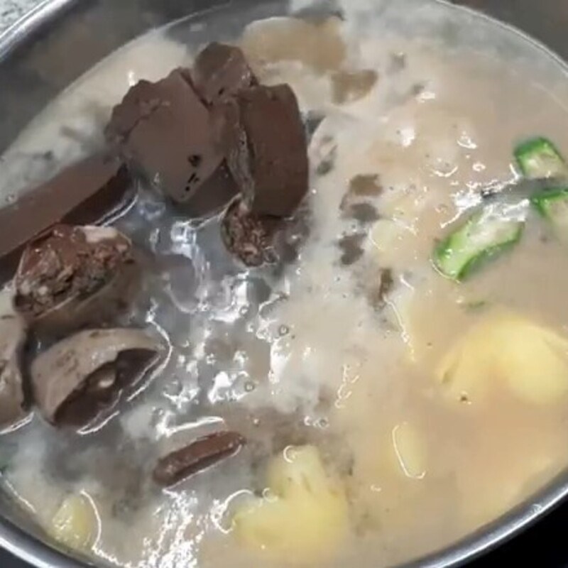 Bước 3 Nấu canh Canh lòng lợn với huyết