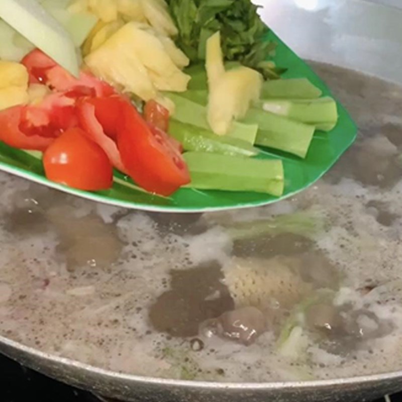 Bước 4 Nấu canh Canh chua cá mè (công thức được chia sẻ từ người dùng)