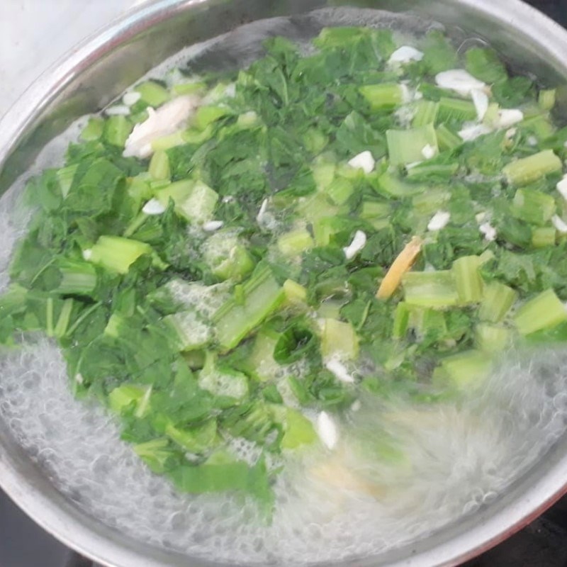 Bước 2 Nấu canh cá khoai rau cải xanh Canh cá khoai rau cải ngọt