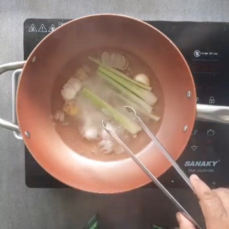 Bước 1 Nấu nước gia vị Canh xương bò măng chua