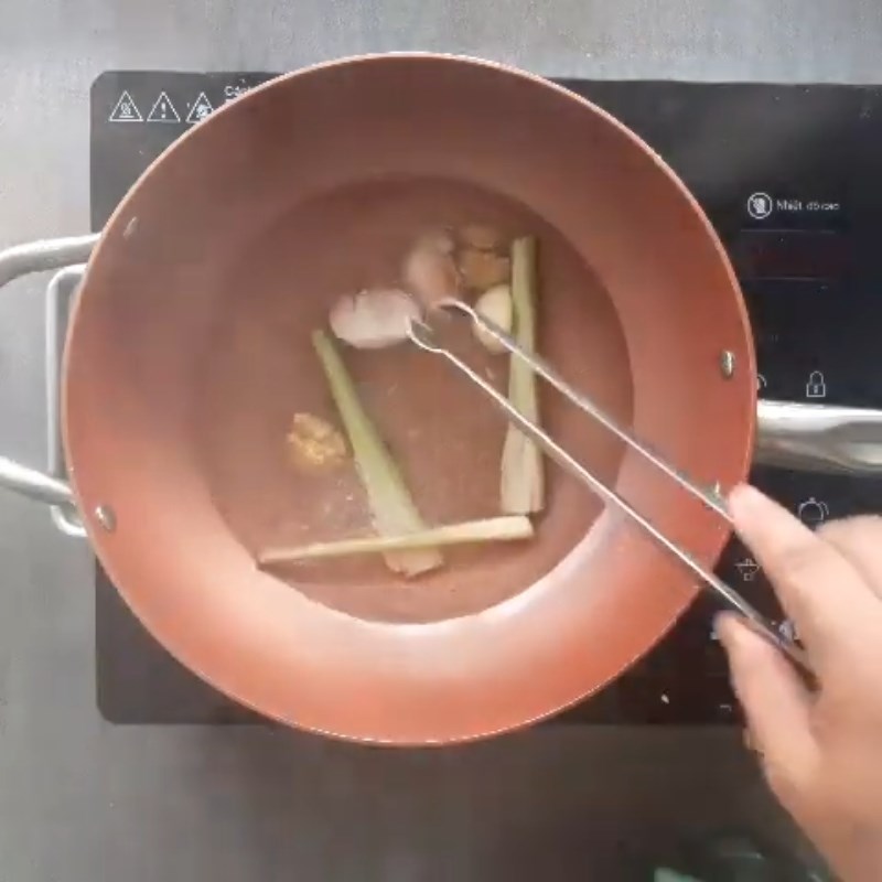 Bước 1 Nấu nước gia vị Canh xương bò măng chua