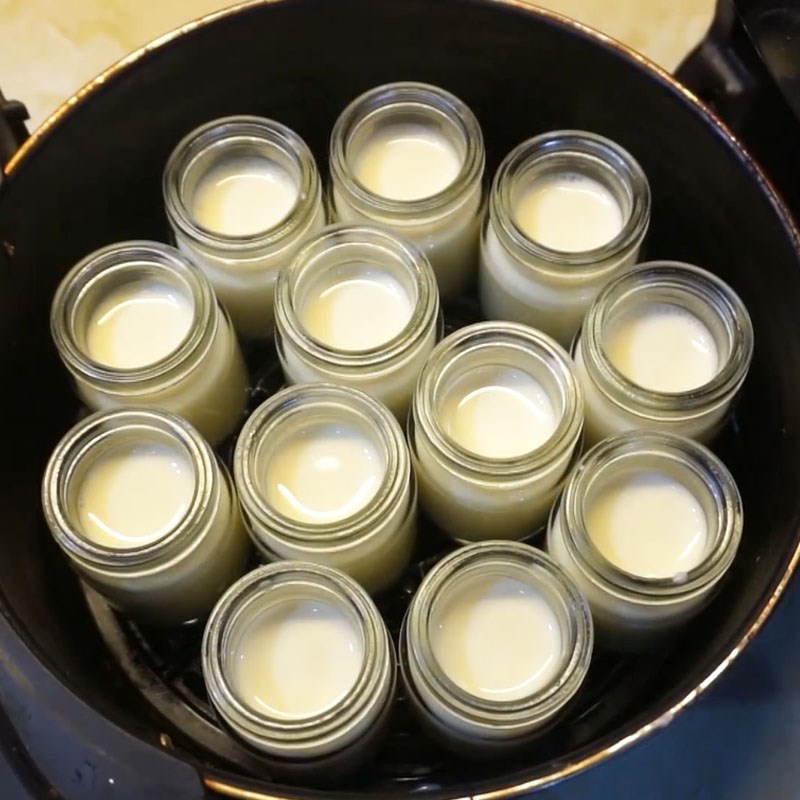Bước 3 Rót sữa chua vào hũ Sữa chua trứng gà bằng nồi chiên không dầu