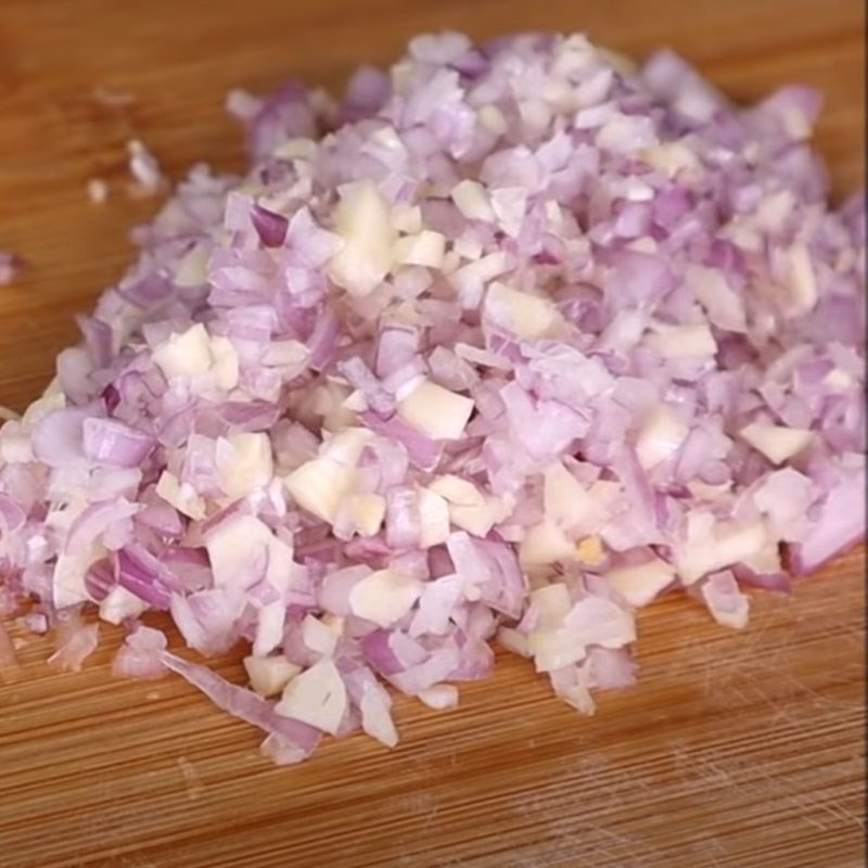 Bước 2 Sơ chế các nguyên liệu khác Cá trắm kho sả