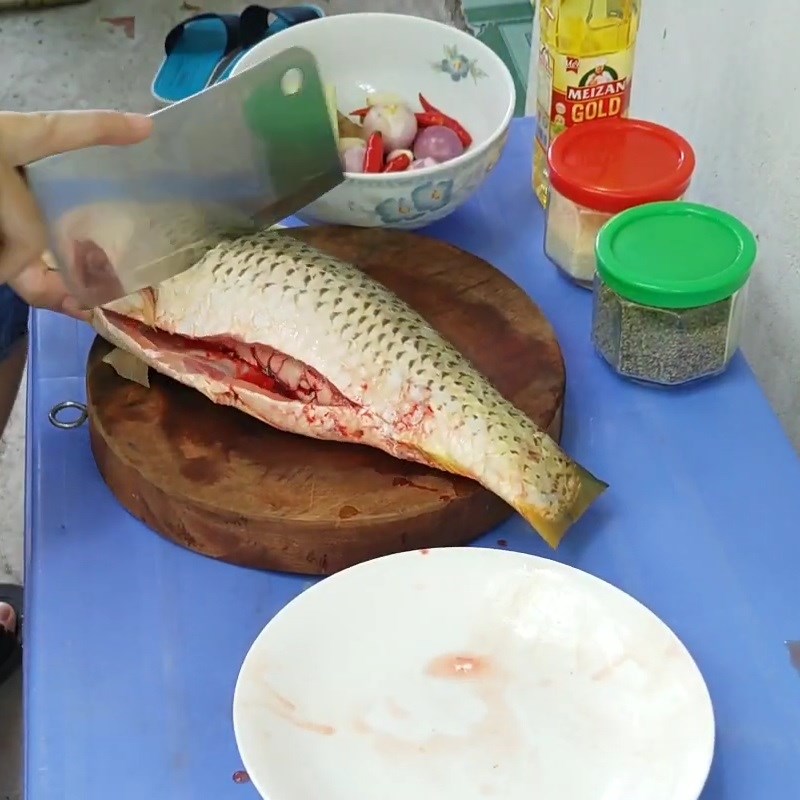 Bước 1 Sơ chế cá chép Cá nướng bằng lò vi sóng Sharp