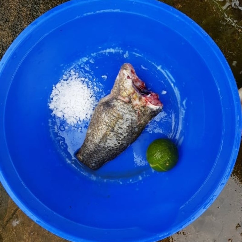 Bước 1 Sơ chế cá rô đồng Canh cải cá rô