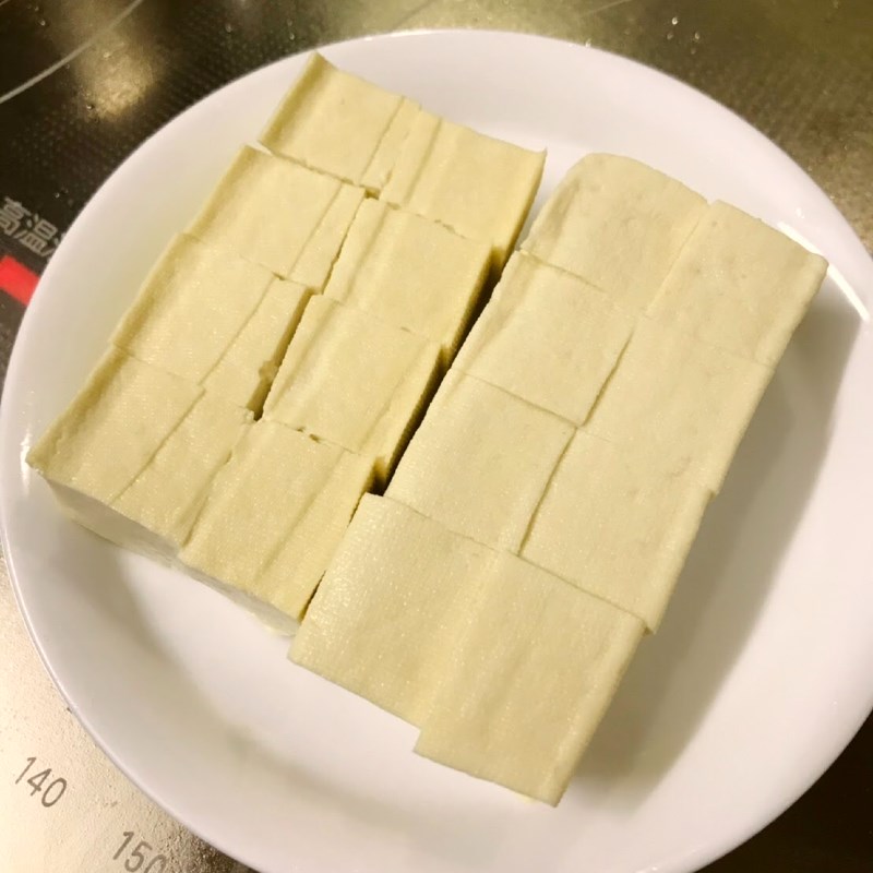 Bước 1 Sơ chế các nguyên liệu Cà tím xào thịt đậu hũ