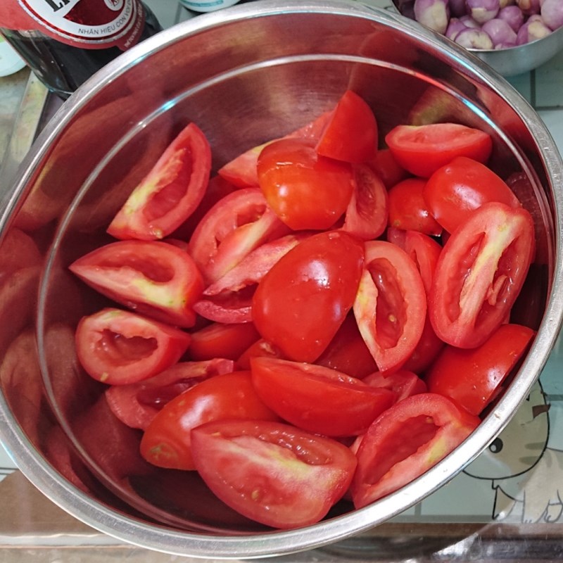 Bước 1 Sơ chế các nguyên liệu Cá nục kho cà chua bằng nồi áp suất (Công thức được chia sẻ từ người dùng)
