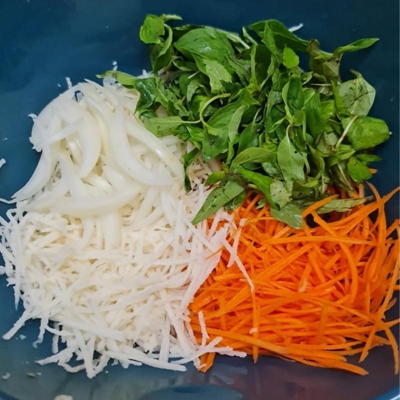 Bước 1 Sơ chế các nguyên liệu Gỏi gà hành tây cà rốt