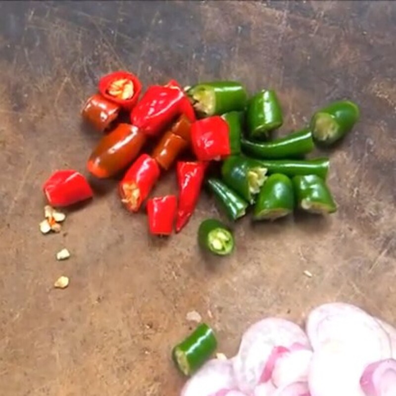 Bước 1 Sơ chế các nguyên liệu Củ cải khô xào chay