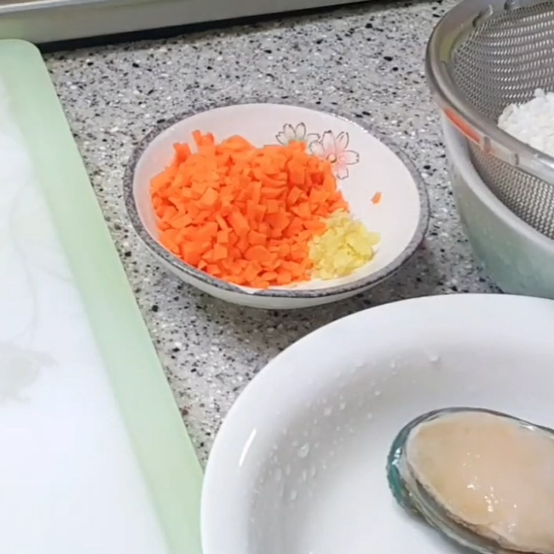 Bước 2 Sơ chế các nguyên liệu khác Cháo bào ngư cà rốt cho bé