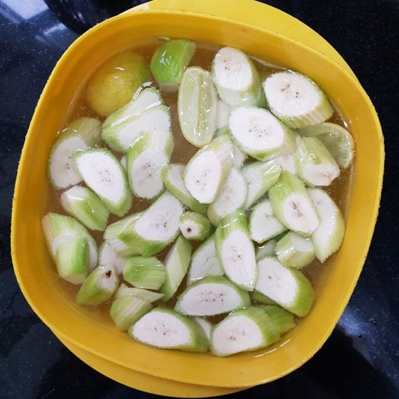 Bước 2 Sơ chế chuối xanh và đậu hũ Ếch om chuối đậu