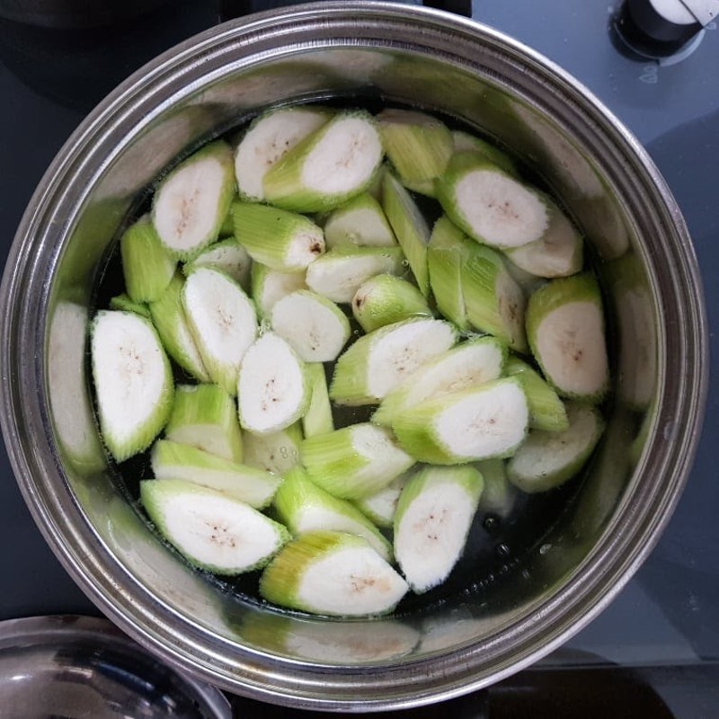 Bước 2 Sơ chế chuối xanh và đậu hũ Ếch om chuối đậu