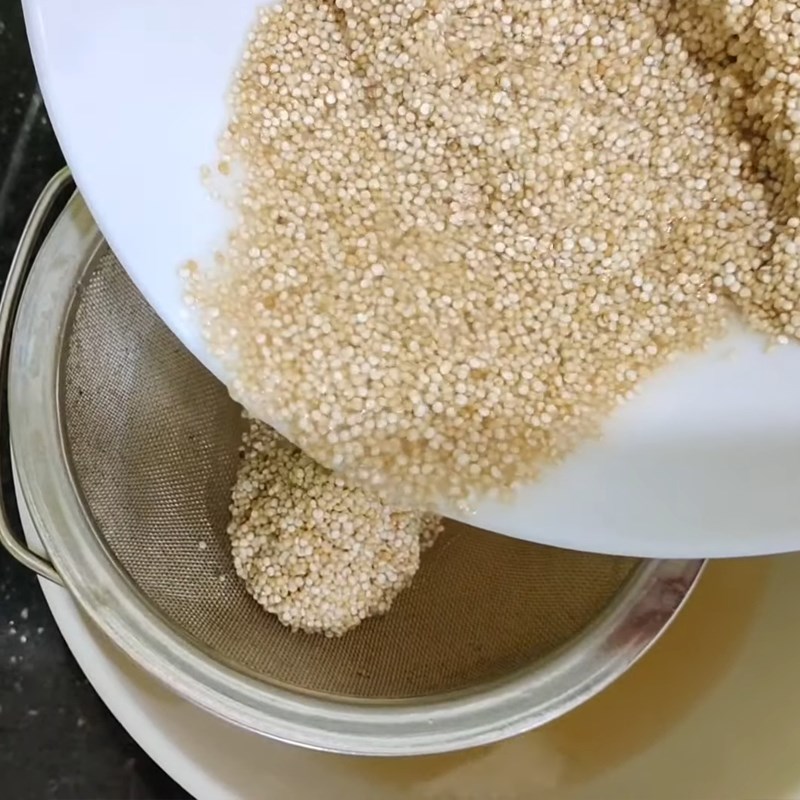 Bước 1 Sơ chế diêm mạch Quinoa (diêm mạch) trộn rau củ nấu bằng nồi cơm điện