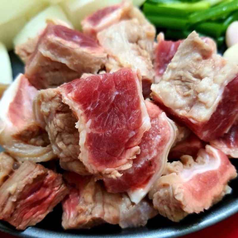 Bước 1 Sơ chế nguyên liệu Thịt bò kho củ cải